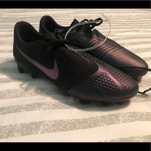 Youth girls size 5 Nike soccer cleats. Phantom VNM